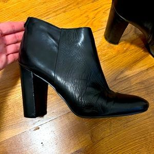 Black Sam Edelman shoes with lots of walking left.